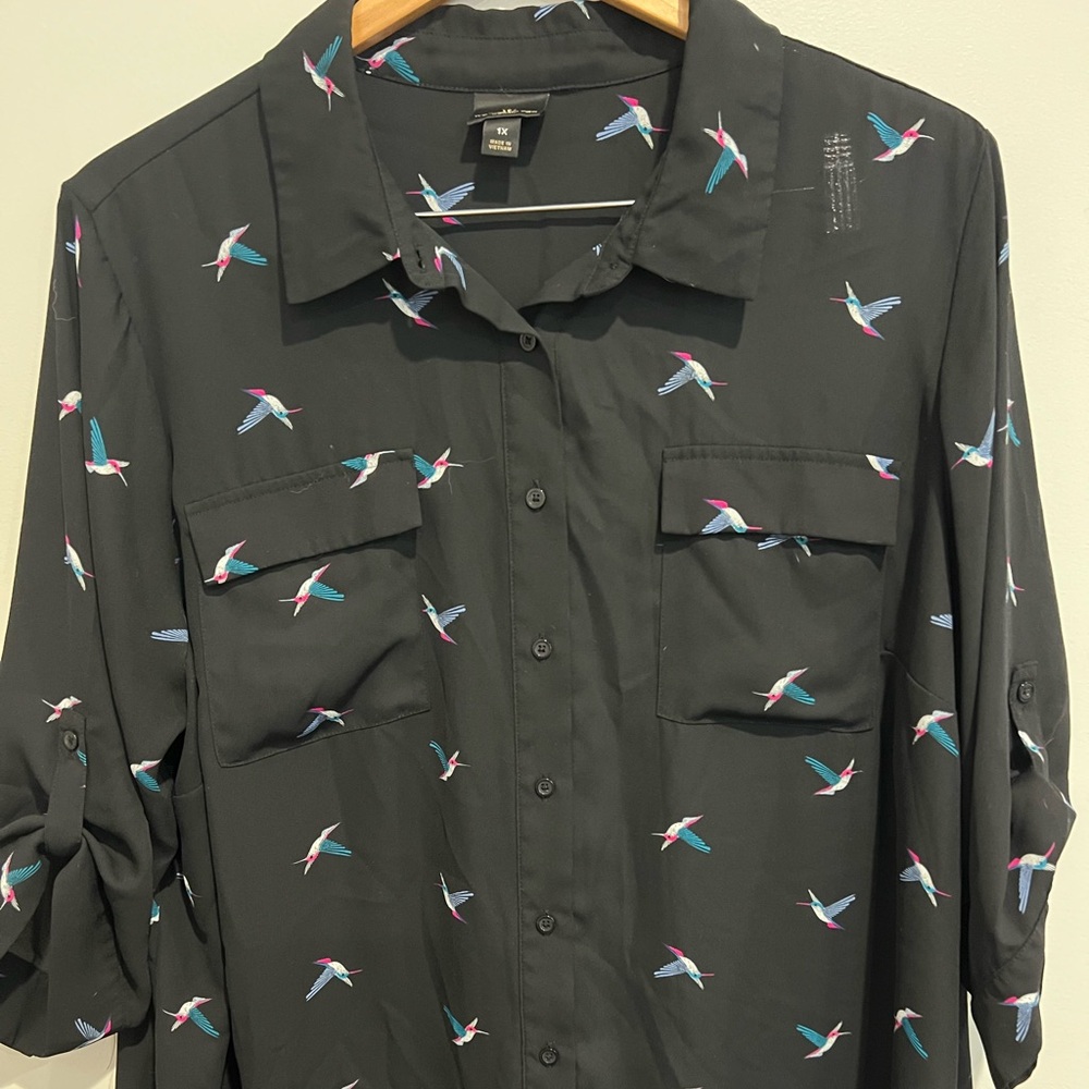 Worthington woman blouse black with hummingbird print size 1x button down